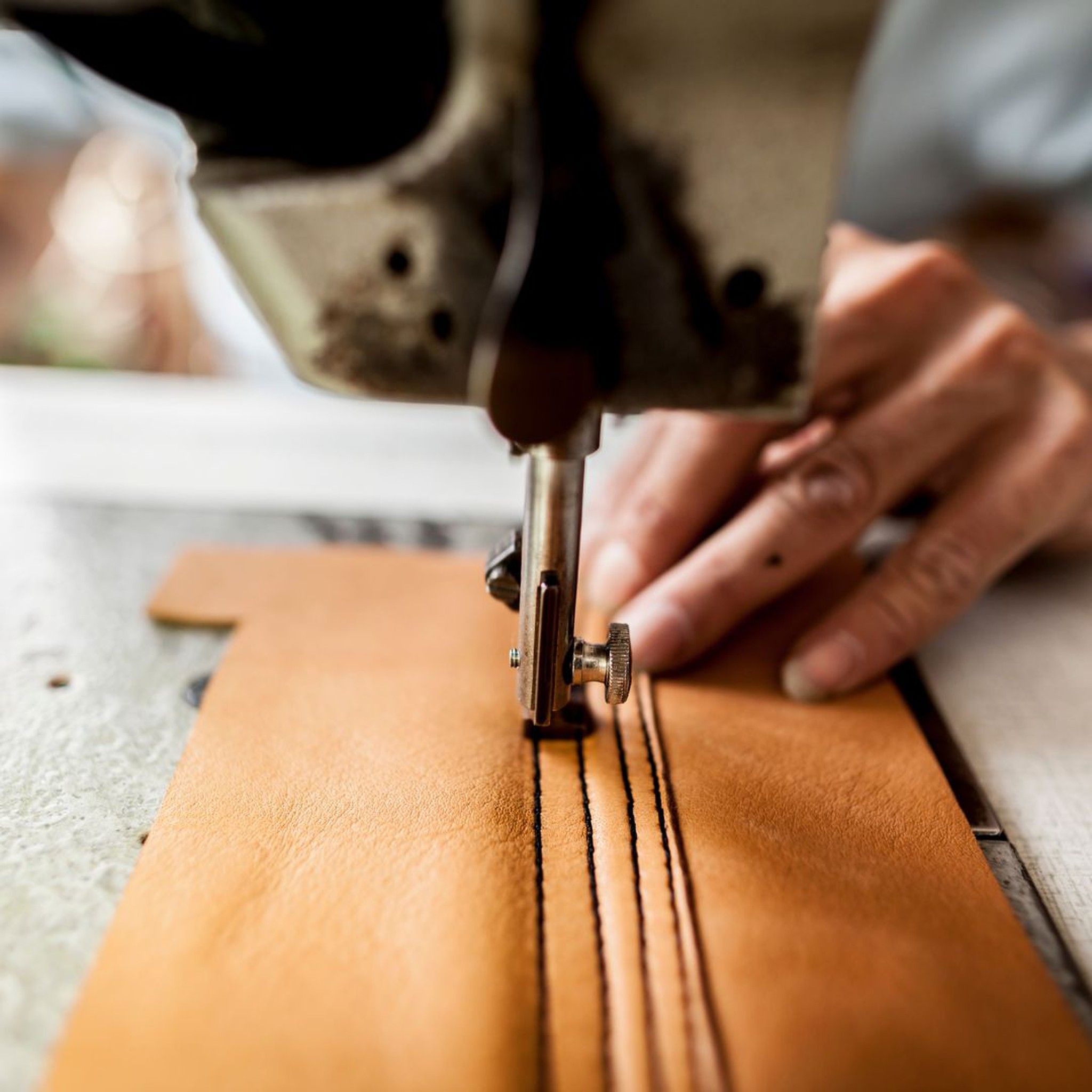 Desde nuestro taller, donde se elabora a mano cada uno de nuestros bolsos de piel, preservamos con orgullo el conocimiento tradicional artesanal heredado de nuestros padres