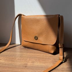 Bolsa de ombro pequena com aba em couro CUIROTS Seta