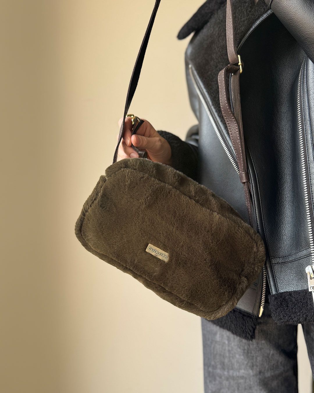 Bandolera mediana CUIROTS Grosseto con pelito Camel