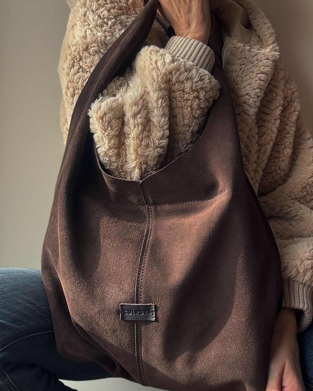 Bolso de hombro grande de serraje CUIROTS Zoe Camel