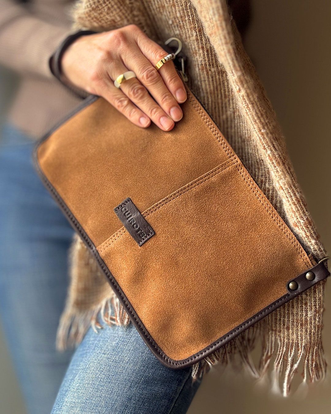 Bolso de mano pequeño  y bandolera de serraje CUIROTS Zoe Camel