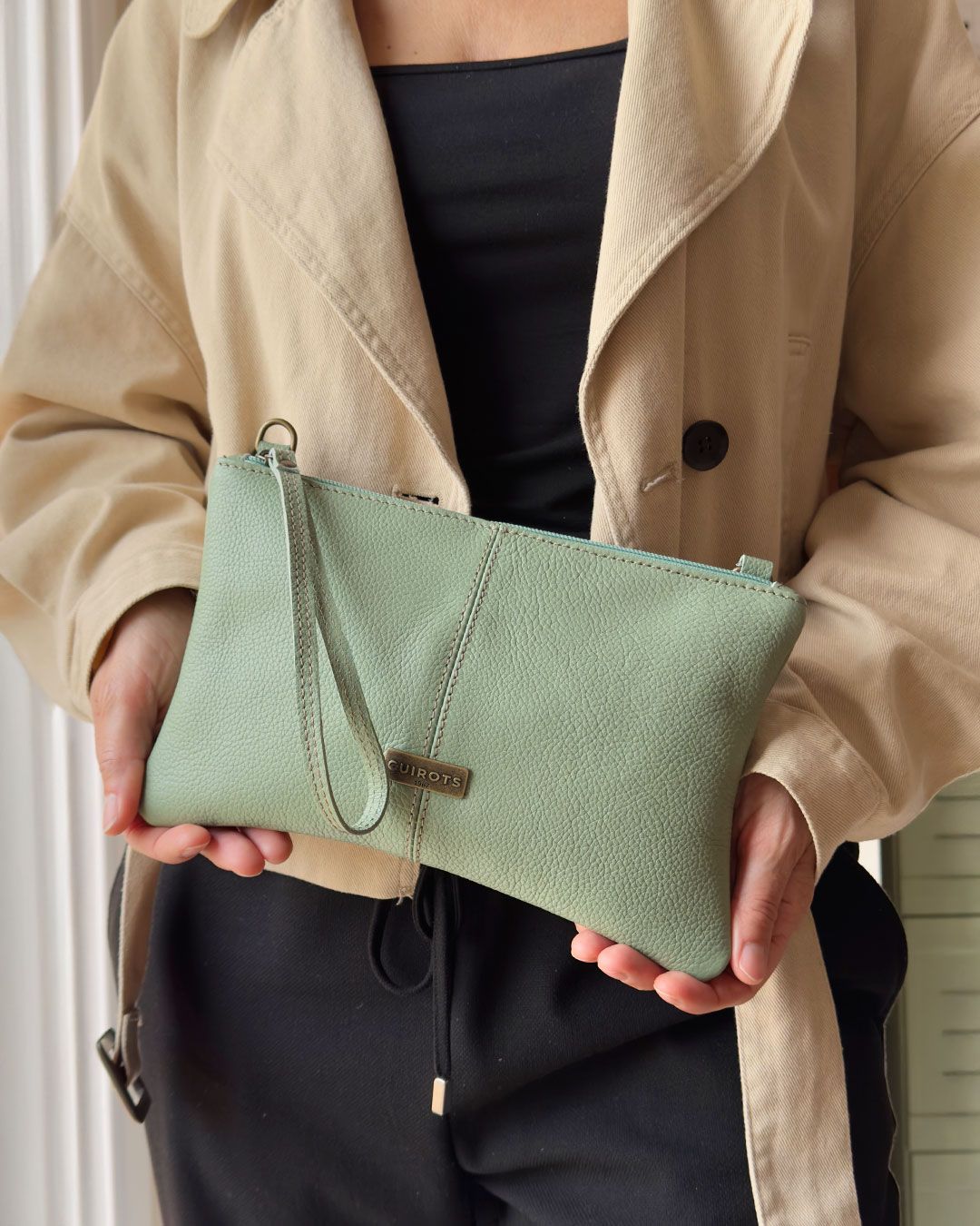 Bolso de mano tipo sobre CUIROTS Thelma amarillo